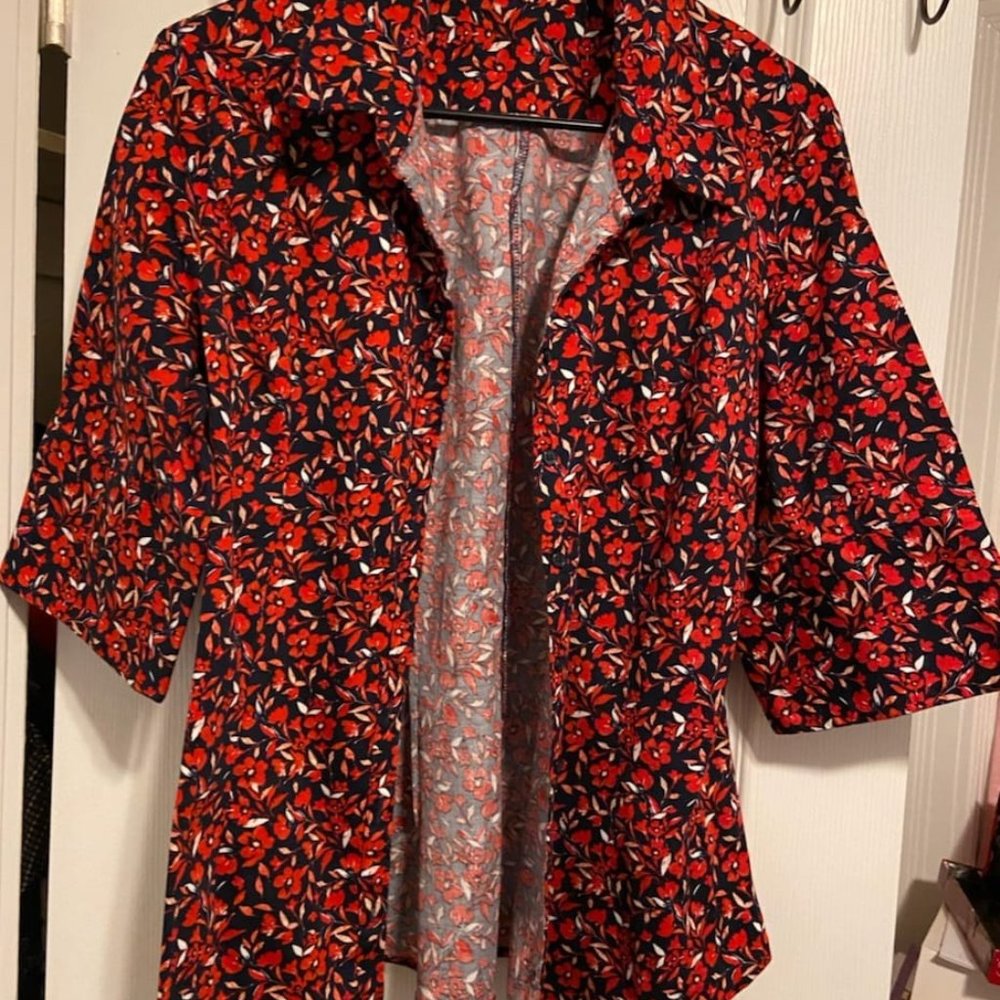 NY&Co./7th Avenue Red Flower Button Down